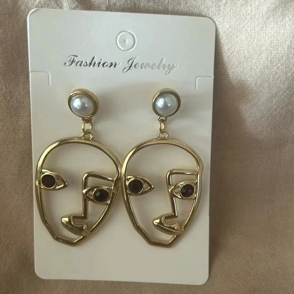 Face earrings